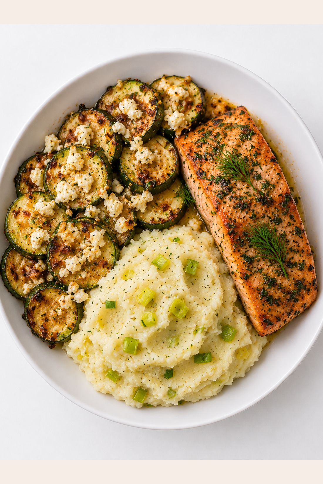 Saumon aux herbes, courgettes gratinées à la feta et purée pomme de terre & poireau